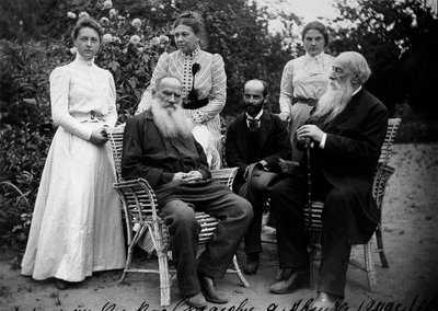 Russische auteur Leo Tolstoy met bezoekers, Yasnaya Polyana, Rusland, eind 19e of begin 20e eeuw door Unbekannt