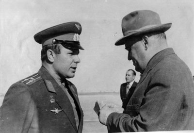 Russische kosmonaut Yuri Gagarin en raketingenieur Sergey Korolyov door Unbekannt