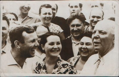 Russische kosmonaut Yuri Gagarin met zijn vrouw, 1962 door Unbekannt