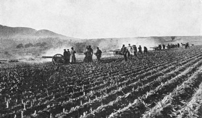 Russische veldartillerie in het gierstveld, Russisch-Japanse Oorlog, 1904-5 door Unbekannt