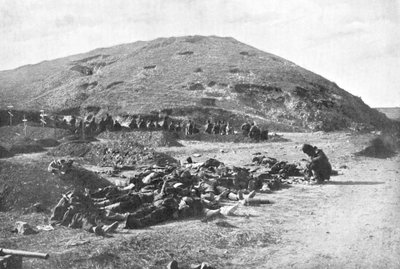 Russische soldaten verzamelen patronen van de doden voor de begrafenis, Russisch-Japanse Oorlog 1904-1905 door Unbekannt