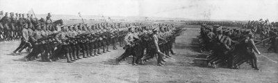 Russische troepen paraderen tijdens het bezoek van de Franse president Raymond Poincaré aan Rusland, 22 juli 1914 door Unbekannt