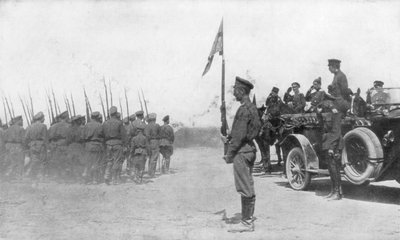 Russische troepen marcheren voor Alexander Kerensky, Eerste Wereldoorlog door Unbekannt