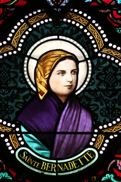 Heilig Hart kerk. Glas-in-loodraam. Ste Bernadette Soubirous is bekend om de Mariaverschijningen, 20160604, Moulins, Frankrijk door Unbekannt