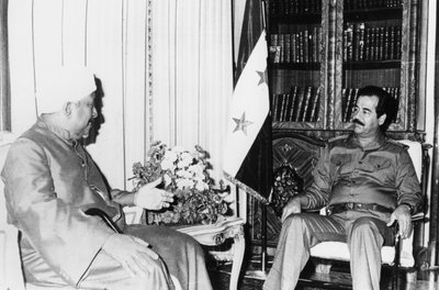 Saddam Hussein op een vergadering, Irak, 1986 door Unbekannt