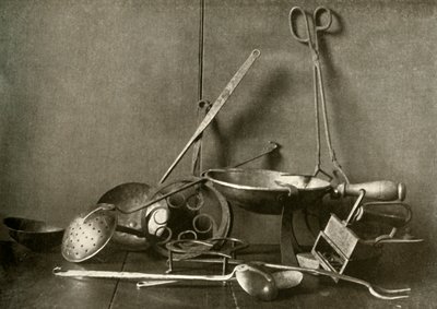 Strijkijzer, tangen, schuimspaan, vork, onderzetters en koperen hakpan, 18e eeuw, 1937 door Unbekannt