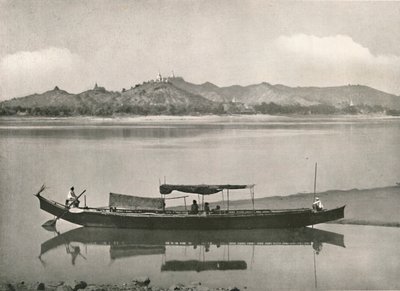 Sagaing, aan de Irrawaddy - elke heuveltop bekroond met een pagode, 1900 door Unbekannt