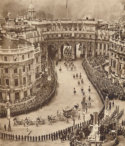 Matrozen langs de route op Trafalgar Square, 12 mei 1937 door Unbekannt