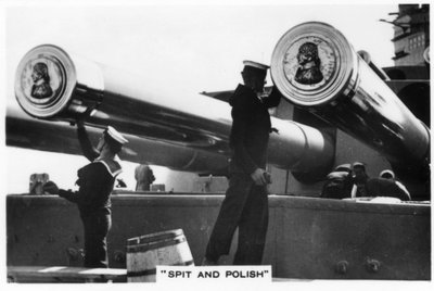 Matrozen poetsen de 16 inch kanonnen van HMS Nelson, 1937 door Unbekannt