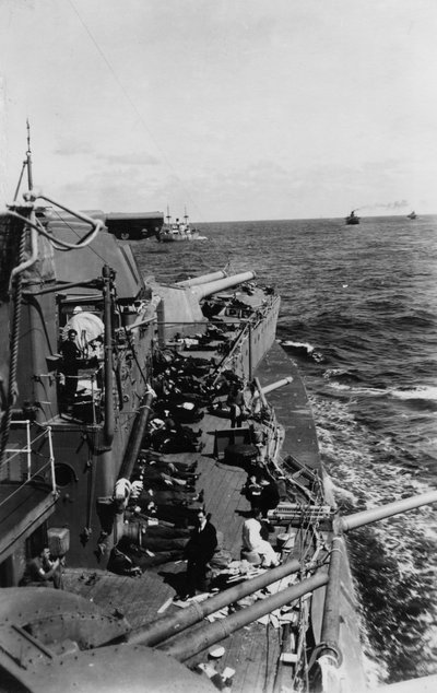 Matrozen slapen op het bovendek van het Britse slagschip HMS Malaya, ca. 1940-ca. 1941 door Unbekannt