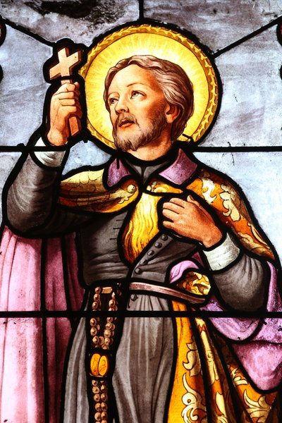 Saint Fargeau kerk. Glas-in-lood raam. Rooms-Katholieke missionaris St. Franciscus Xaverius door Unbekannt