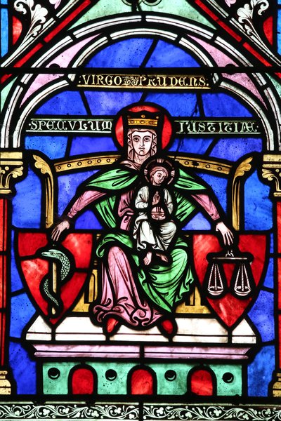 Saint Fargeau kerk. Glas-in-lood raam. Maagd Maria en het kind Jezus door Unbekannt