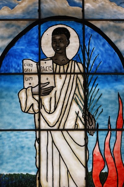 Sint Kiriwawanvu afgebeeld op glas-in-lood, Lome, Togo door Unbekannt