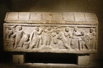 Sint-Victor abdij, Marseille. Sarcofaag met de relieken van een christelijke vrouw. Frankrijk door Unbekannt