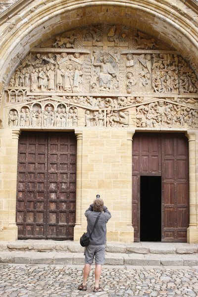Deuren en timpaan van de Sainte Foy abdijkerk, Conques, Frankrijk door Unbekannt