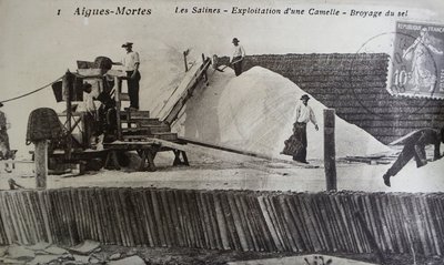 Zoutwerken, Camargue, Aigues-Mortes, Provence, Frankrijk (zw/w foto) door Unbekannt