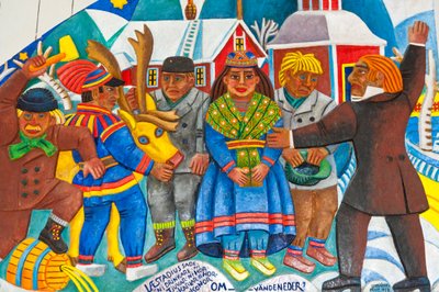 Sami-kunst; het dagelijks leven van de Sami-mensen; kleurrijk houtsnijwerk; Sami-Christelijk altaarstuk ontworpen door kunstenaar Bror Hjort in de houten kerk van Jukkasjärvi; Lapland; Norrbotten County; Zweden; Scandinavië; Europa door Unbekannt