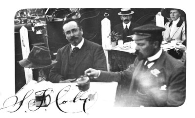 Samuel Franklin Cody 1862-1913, naar de camera kijkend door Unbekannt