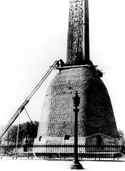 Zandzakken ter bescherming van de voet van de Egyptische obelisk, door Duitsland bezet Parijs, 1940 door Unbekannt