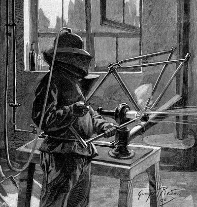 Zandstralen van de verbindingen van een fietsframe, Frankrijk, 1896 door Unbekannt