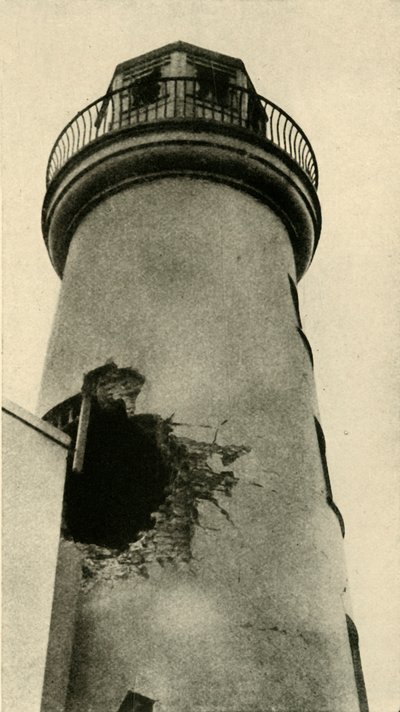 Vuurtoren van Scarborough geraakt door een Duitse bom, Eerste Wereldoorlog, december 1914, c1920 door Unbekannt