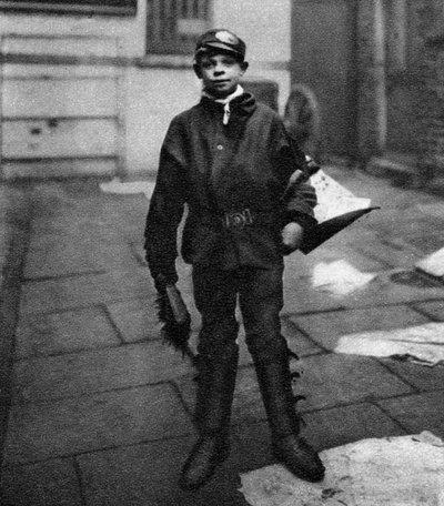 Vuilnisjongen die paardenmest opruimt op de weg, Londen, 1926-1927 door Unbekannt