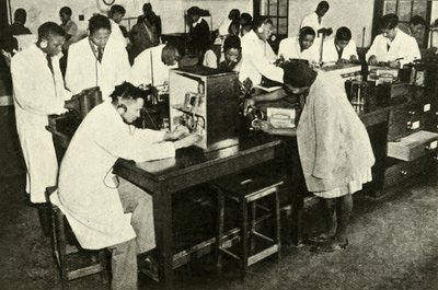 Scènes in een Inheems College - Studenten in het natuurkundelaboratorium, ca. 1948 door Unbekannt