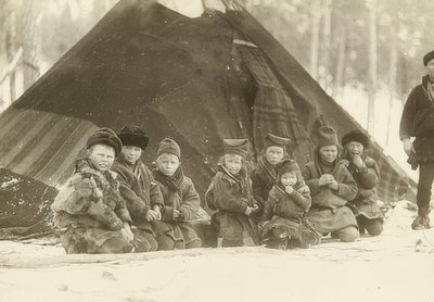 Zweden. Lapse kinderen voor een tent door Unbekannt
