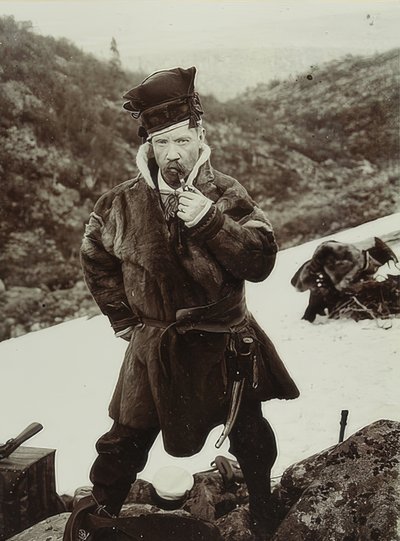 Zweden. Pijp rokende Same met typische hoofddeksel. Circa 1900 door Unbekannt