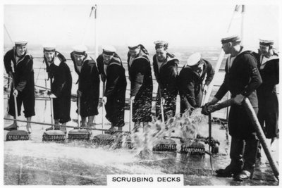 Het dek schrobben aan boord van HMS Nelson, 1937 door Unbekannt