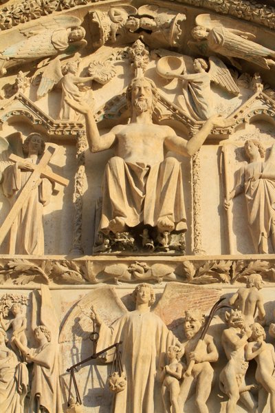 Beeld van Christus zittend op een troon. Het Laatste Oordeel. Tympaan van het westelijke centrale portaal. door Unbekannt