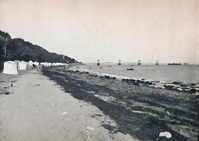 Zeezicht - Het badstrand en de hangbrug, 1895 door Unbekannt