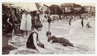 Zeezwemmen, Broadstairs, Kent, circa 1913 door Unbekannt