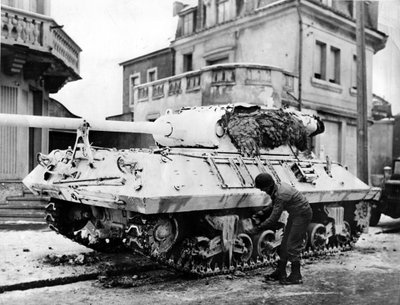 Tweede Wereldoorlog (1939-1945): Luxemburg rond 20 december 1944: Aan de zuidelijke flank van de Duitse opmars schilderde een Amerikaanse soldaat een witte M36-tank om zich aan te passen aan de weersomstandigheden door Unbekannt