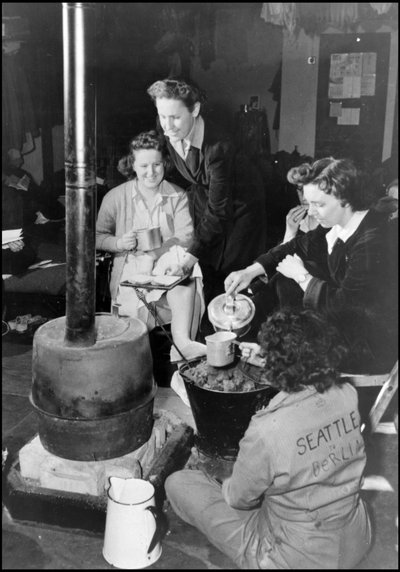 Tweede Wereldoorlog (1939-1945): op een Britse luchtmachtbasis waar een eenheid van het WAC (Women