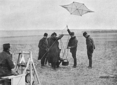 Het oplaten van een van de Franse oorlogsvliegers, waaraan een camera is bevestigd, 1914, 1915 door Unbekannt