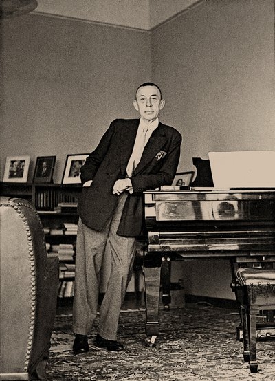 Sergei Rachmaninoff bij de Villa Senar, 1939 door Unbekannt