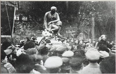 Sergei Yesenin bij de inwijding van het Koltsov Razin monument, 1918 door Unbekannt