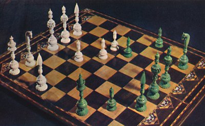 Zeventiende-eeuwse ivoren schaakstukken en bord, 1948 door Unbekannt