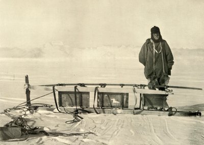 Shackleton staand bij de gebroken zuidelijke slee, ca. 1908, 1909 door Unbekannt