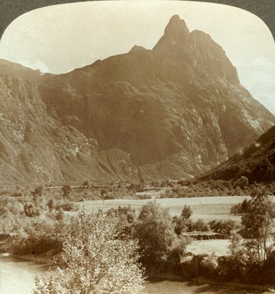 Scherpe pieken van Romdalshorn bekronen de bergwand boven de Rauma-rivier, Noorwegen, ca. 1905 door Unbekannt