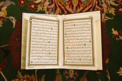 Sheikh Zayed Grote Moskee: Koran, Abu Dhabi, Verenigde Arabische Emiraten door Unbekannt