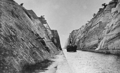 Schip dat door het Kanaal van Korinthe vaart, Griekenland, eind 19e of 20e eeuw door Unbekannt