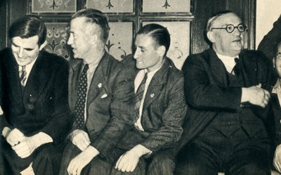 Scheepsmaten Aan Wal. John G. Winant, Ernest Bevin, met koopvaardijmatrozen door Unbekannt
