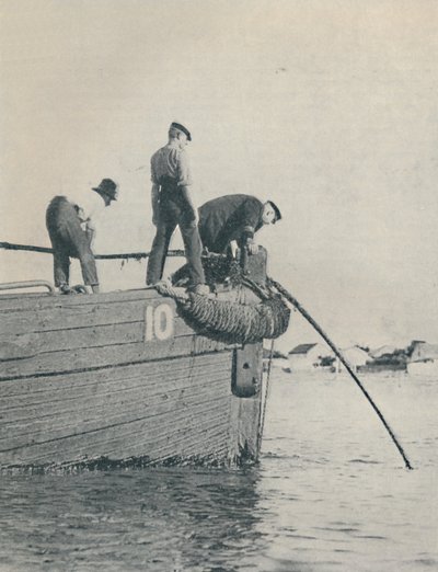 Oevereinde van een onderzeese kabel wordt meestal gelegd vanaf een lichtere, 1937 door Unbekannt