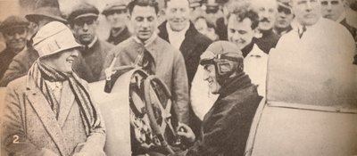 Het aandrijfmechanisme tonen aan geïnteresseerde toeschouwers, ca. 1927, 1935 door Unbekannt
