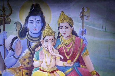 Shree Ram Mandir, Leicester. Shiva, Parvati en hun zoon Ganesh, Verenigd Koninkrijk door Unbekannt