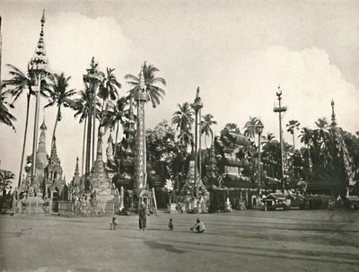 Heiligdommen bij de Shwe Dagon Pagode, Rangoon, 1900 door Unbekannt