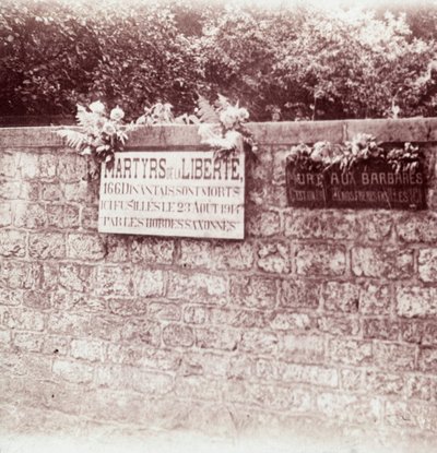 Bord ter nagedachtenis aan burgers die door de Duitsers werden neergeschoten, Dinant, België, ca. 1914-ca. 1918 door Unbekannt
