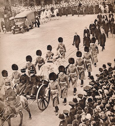 Eenvoudige majesteit: de kist van koning George, bedekt met de koninklijke standaard, 1936 door Unbekannt